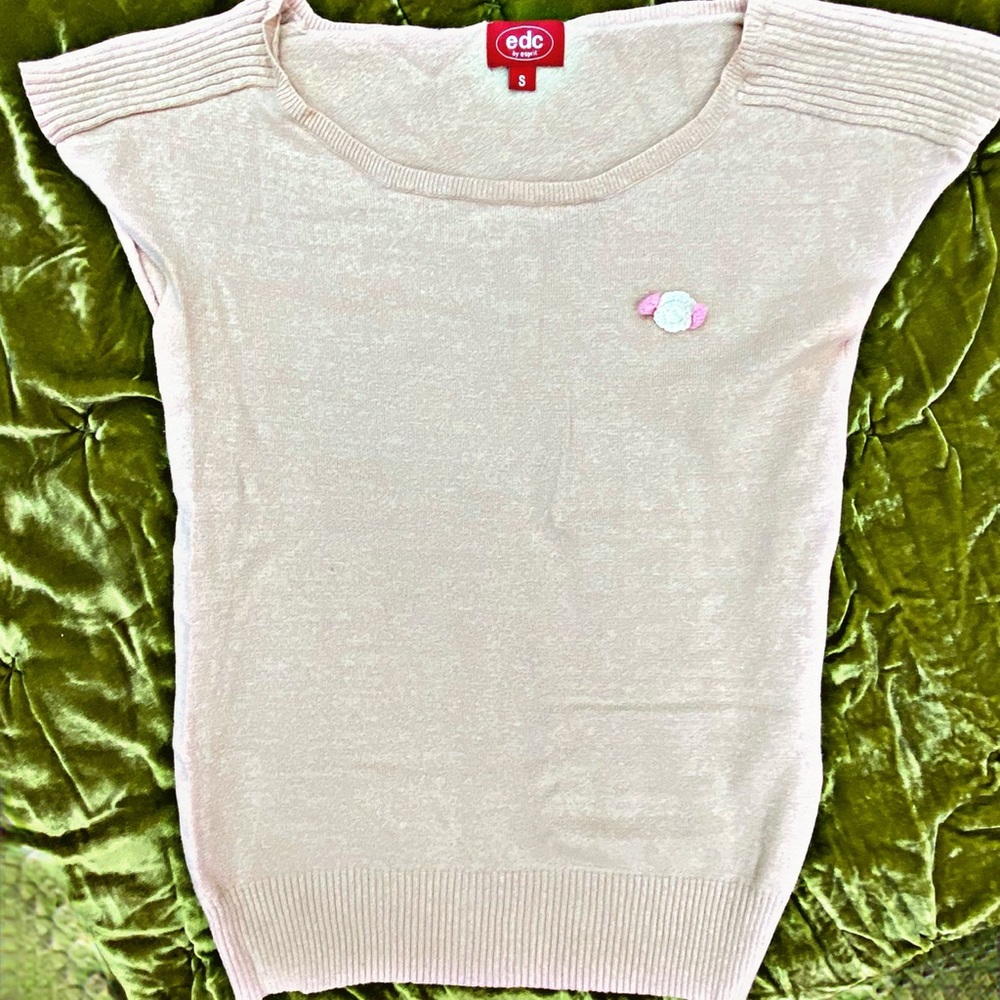 Sleeveless Sweater w. Cutest Flower🌸